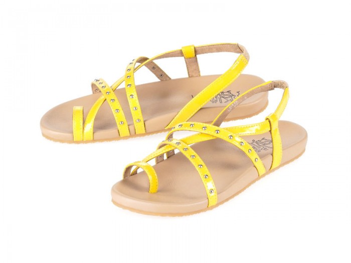 A full-view image of Shelly design in glossy yellow color